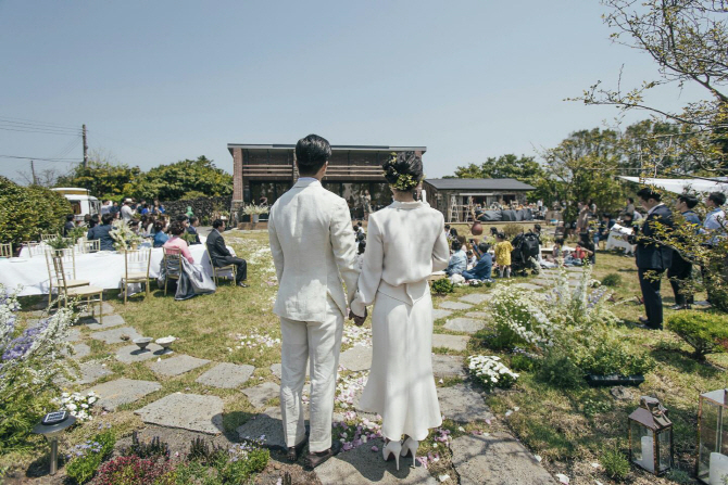 男 "작은 결혼식이 좋다" 女 "당연히 호텔에서"