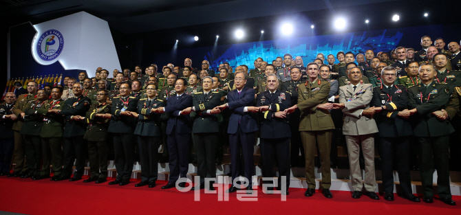 [포토]'기념촬영하는 태평양지역 육군 대표들'