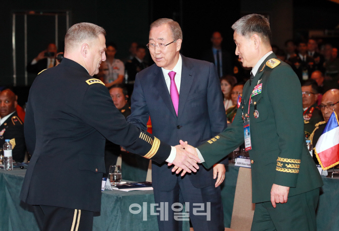 [포토]태평양지역 육군참모총장회의 & 육군관리회의, '악수하는 한-미 육군참모총장'