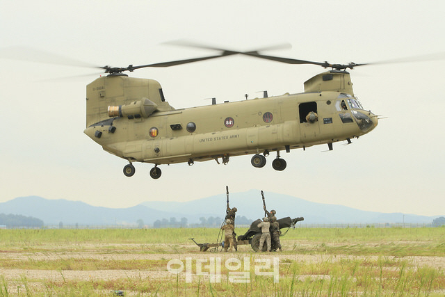"軍, 김관진 지시로 50년 된 노후헬기 구매"…성능 개량 안돼 '고물' 전락