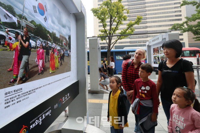 [포토]'재외동포 사진전 찾은 고려인들'
