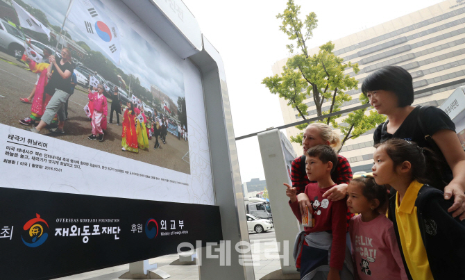 [포토]'온세상에 휘날리는 태극기'