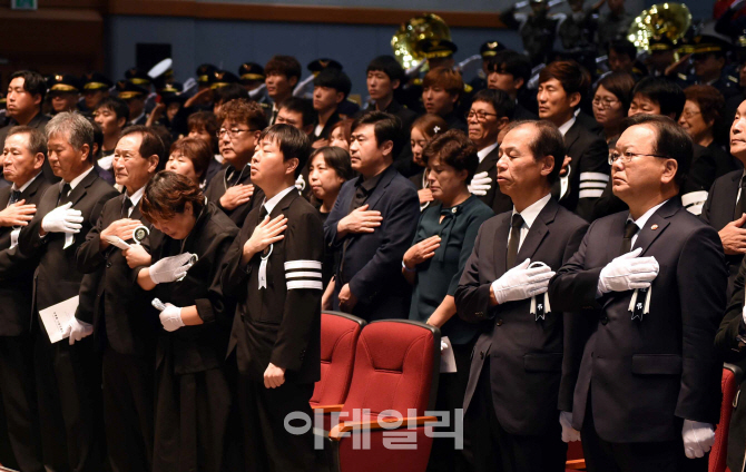 [포토] 소방사 합동영결식 참석한 김부겸 장관