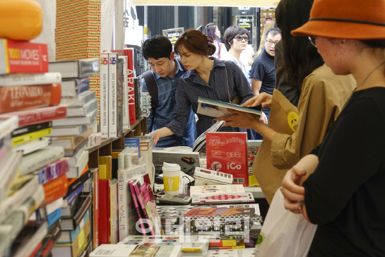 '와우!' 책으로 뒤덮인 홍대…와우북페스티벌 개최
