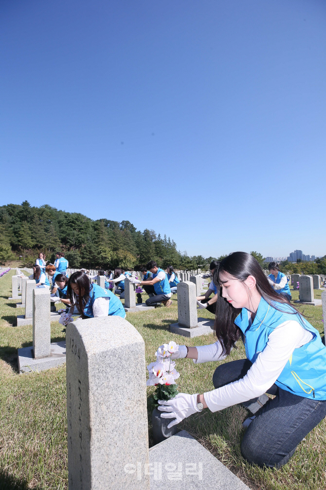 [포토]'푸른 하늘아래 봉사활동'