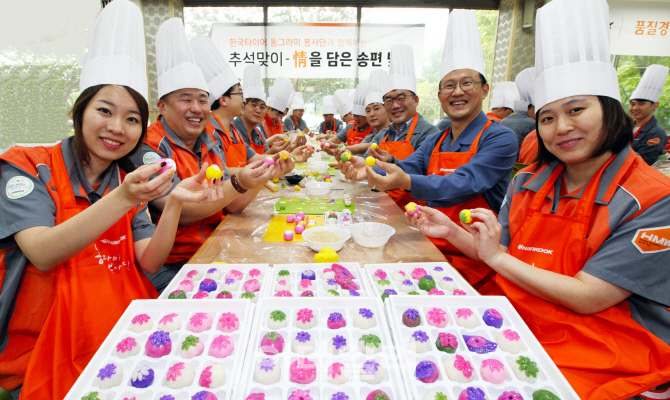 한국타이어 동그라미봉사단, 충남 금산서 송편 나누기 봉사활동