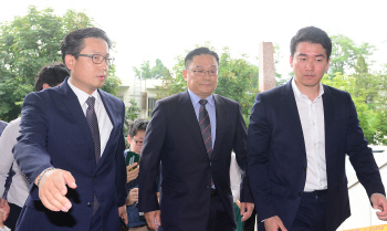 '공관병 갑질' 박찬주, 뇌물수수 혐의 구속영장 심사…취재진 피해 법원 출석