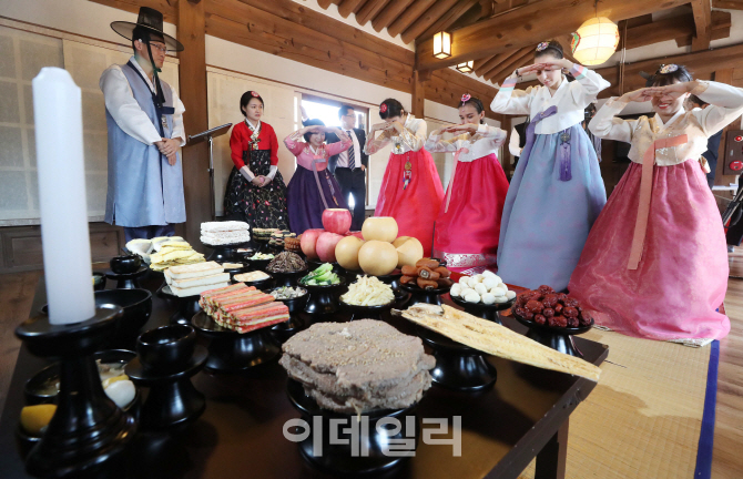 [포토]'차례 지내기 체험하는 외국인들'