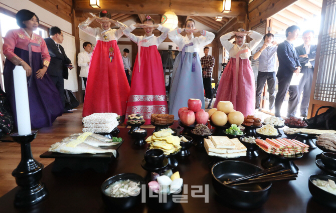 [포토]'한복도 입고 차례도 지내고'