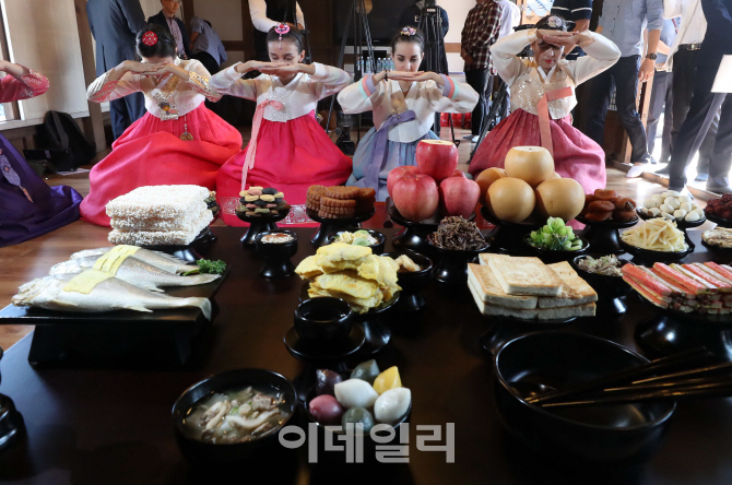 [포토]'곱게 한복 입고'