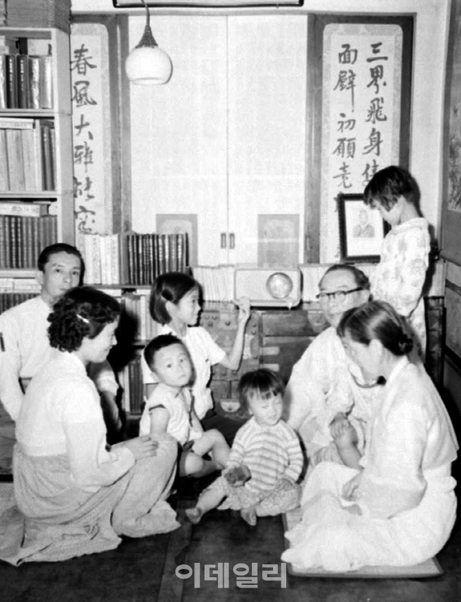 [포토] 1957년 라디오 청취하는 가족