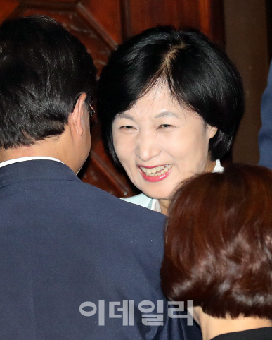 김명수 인준안 가결..'뗑깡 발언' 부담 털고 함박웃음 터뜨린 추미애