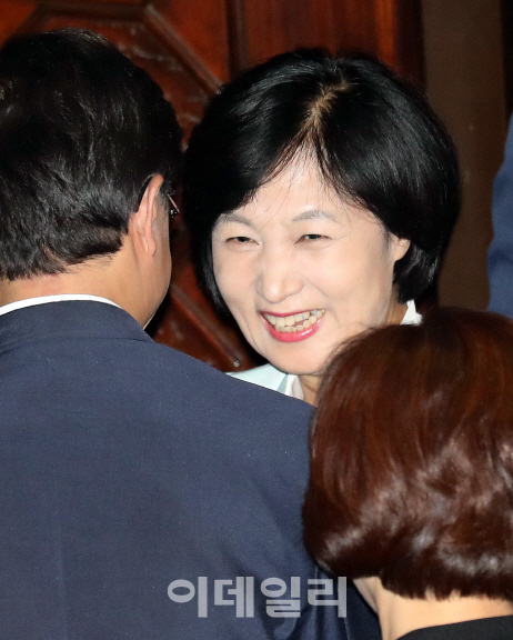 한국당, “김명수 인준안 통과 깊은 유감..국민께 사죄”