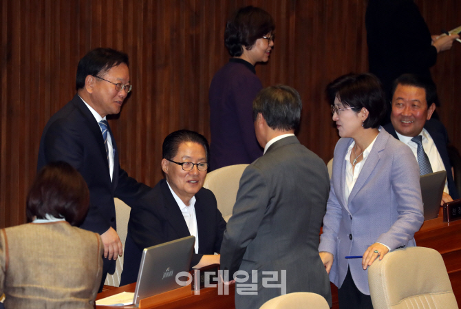 [포토]의원들과 이야기 나누는 박지원 전대표