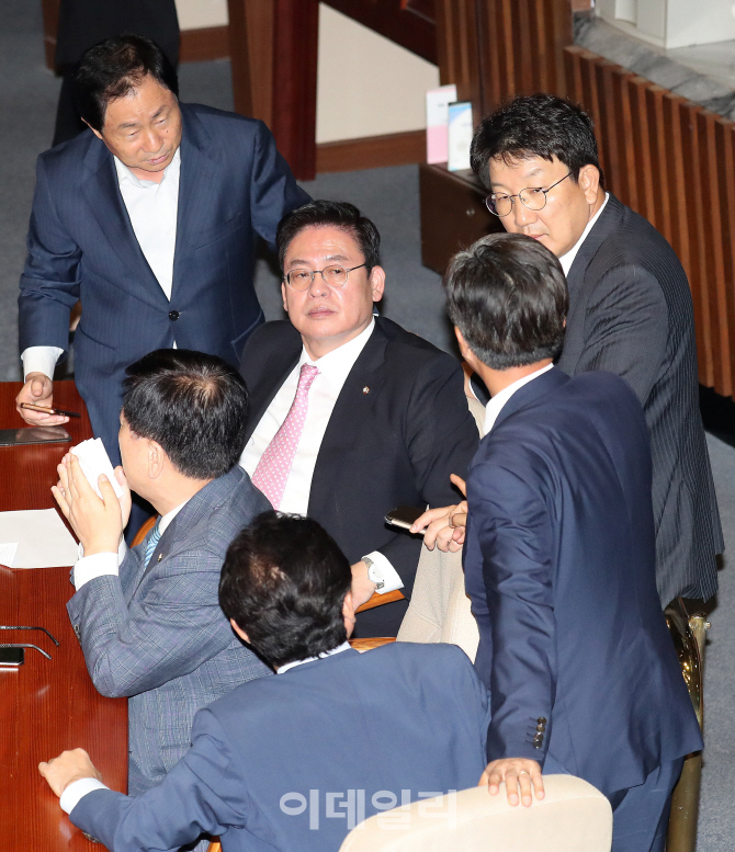 [포토]자유한국당 의원들과 이야기 나누는 정우택 자유한국당 원내대표