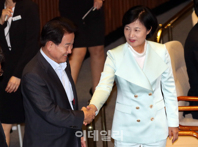 [포토]이야기 나누는 추미애 더불어민주당 대표-정동영 국민의당 의원