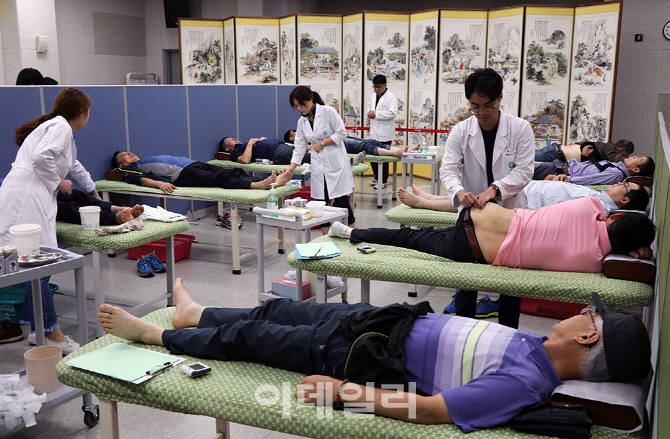 [포토] 무료 한방치료 해주는 산청한방약초축제