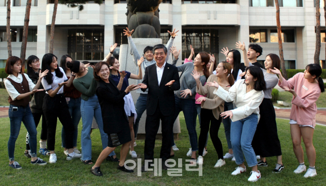 [포토] 지원사업 선정에 환호하는 한체대 생활무용학과