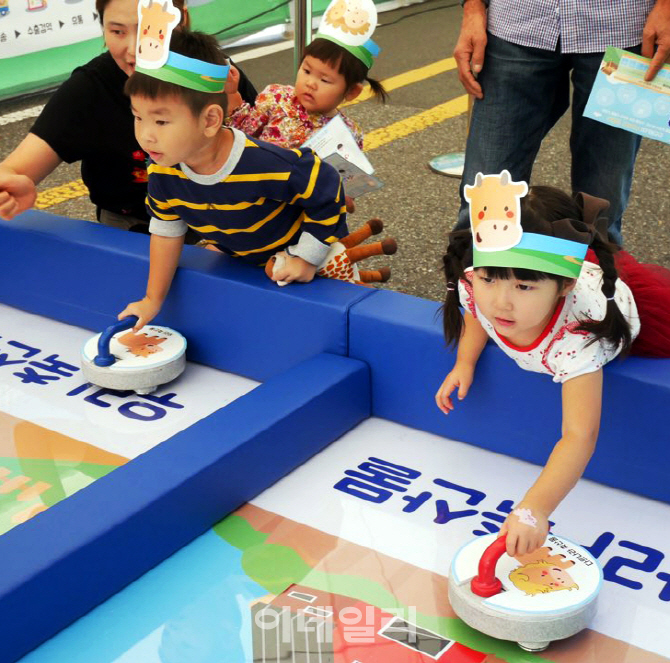 [포토] 국제축산박람회에서 축산 탐험 컬링게임하는 어린이