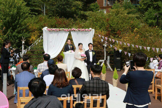 강원 횡성숲체원에서 진행된 뜻깊은 '숲속 작은 결혼식'