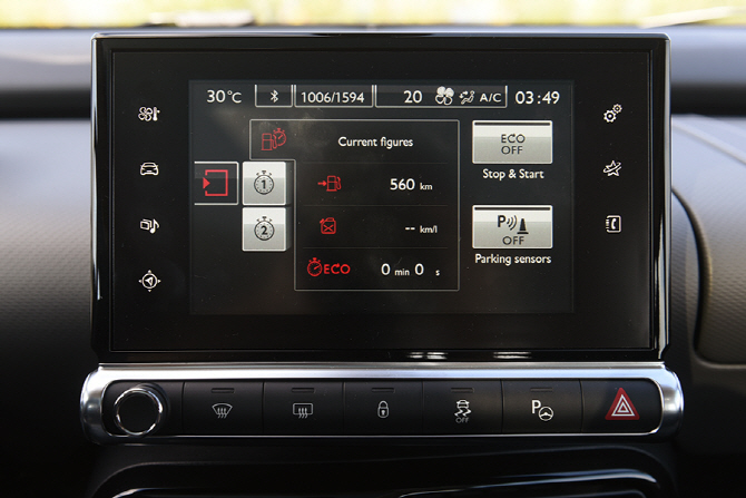 [포토] 깔끔하게 디자인된 시트로엥 C4 칵투스 원톤 에디션의 디스플레이 패널