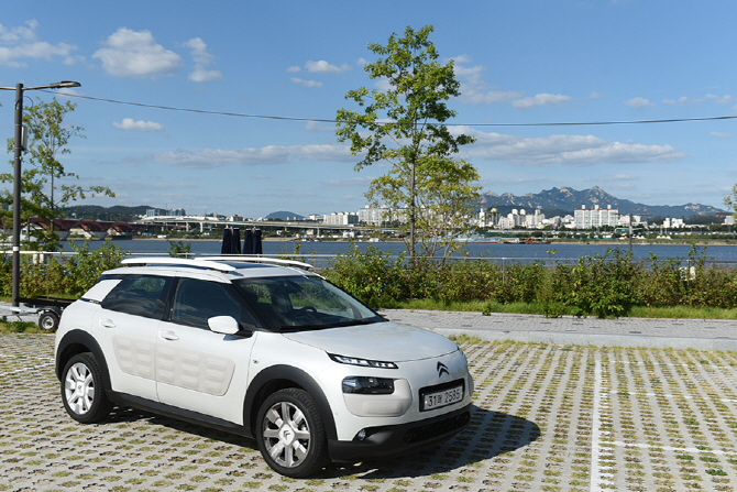 [포토] 세련된 드라이빙을 자랑하는 시트로엥 C4 칵투스 원톤 에디션