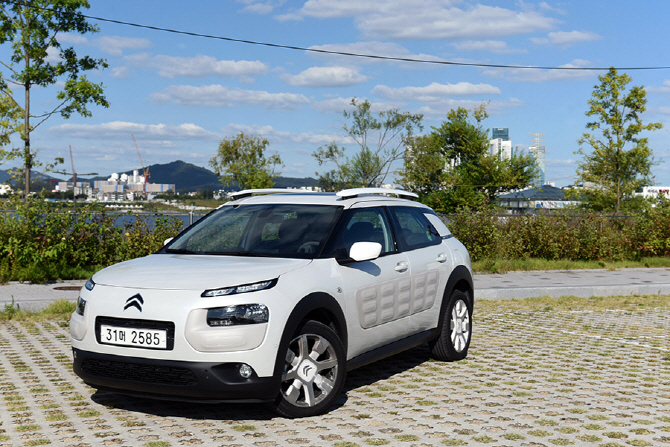 [포토] 세련된 이미지가 돋보이는 시트로엥 C4 칵투스 원톤 에디션