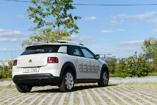 [포토] 개성 넘치는 디자인으로 무장한 시트로엥 C4 칵투스 원톤 에디션