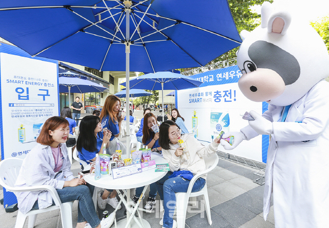 [포토]“연세우유 마시고 충전하고 가세요”