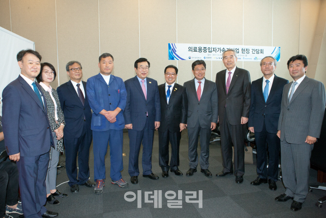 [포토]'의료용중입자가속기사업 간담회' 참석한 유영민 장관-서병수 시장-윤상직 의원-오규석...