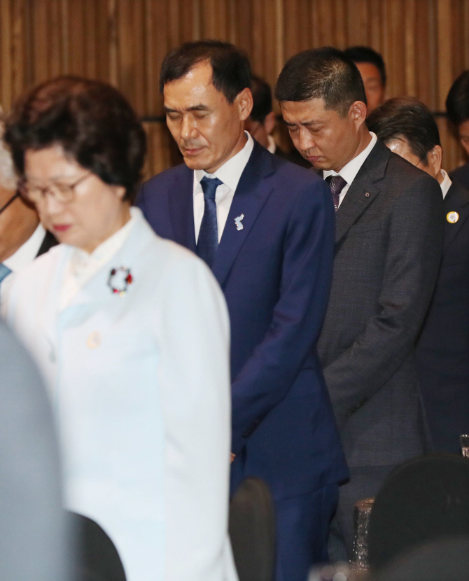 [포토] 묵념하는 노건호