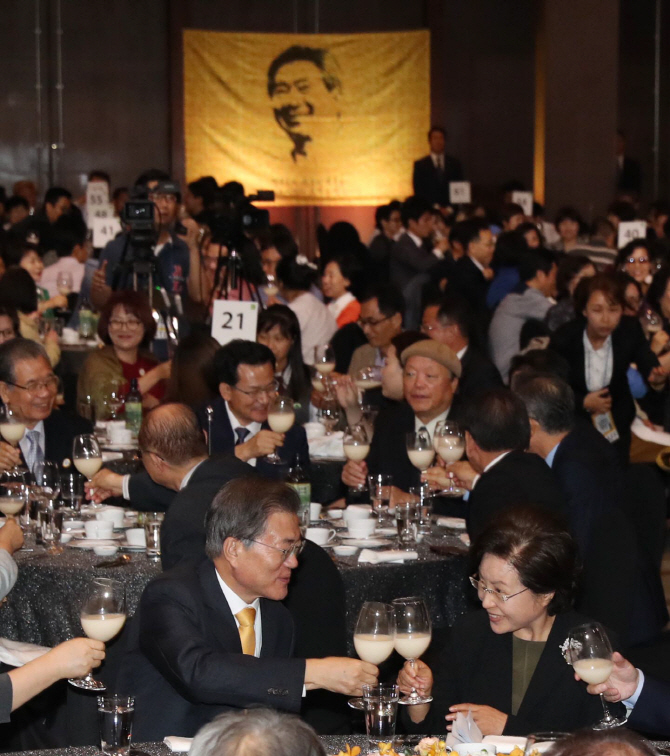 [포토] 권양숙 여사와 건배하는 문 대통령