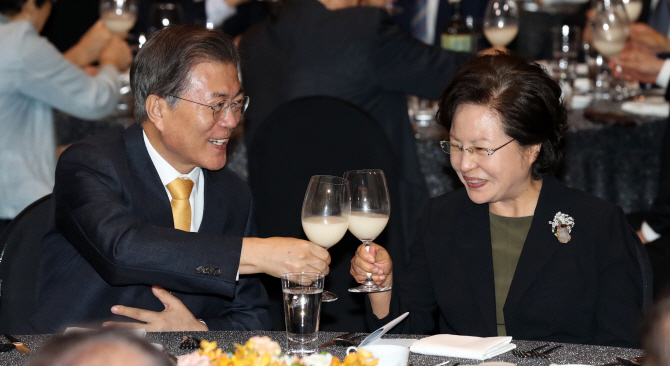 [포토] 권양숙 여사와 건배하는 문 대통령