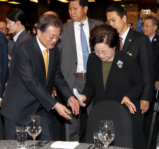 [포토] 자리 안내하는 문 대통령