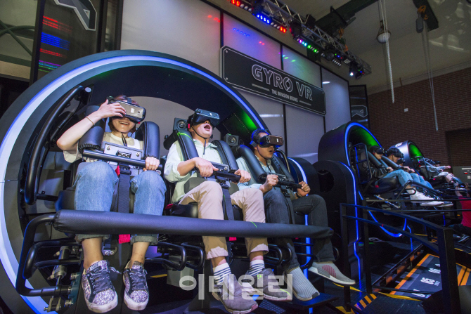 [포토] "우주비행사 돼 볼까"..에버랜드 자이로VR