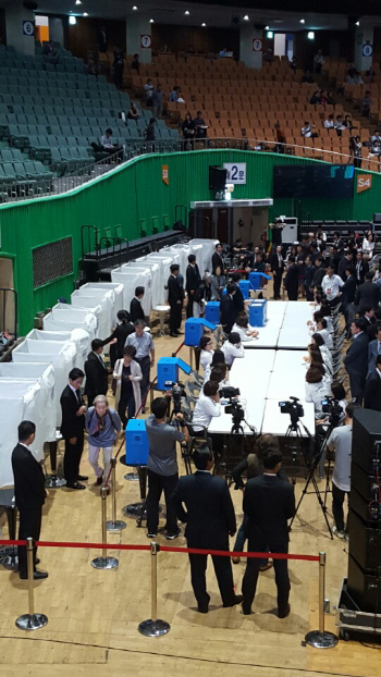 반포주공1단지 시공사 선정 투표 중인 조합원들