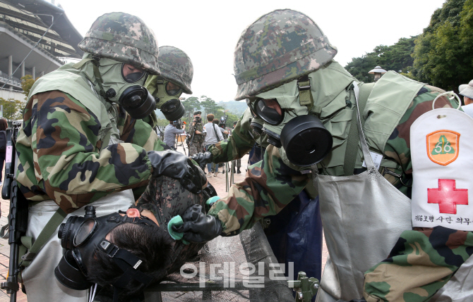 [포토]피폭당한 전우를 신속히 구하라!