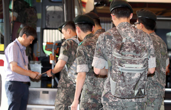 섬 근무 장병 배삯 16년간 동결…제 돈내고 휴가가는 병사들