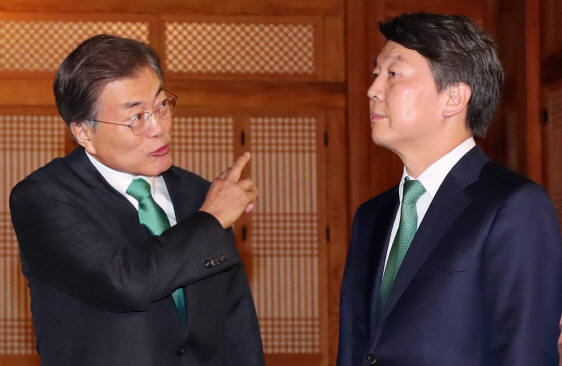대선 이후 처음 만난 文대통령·安대표, 나란히 ‘초록색 넥타이’