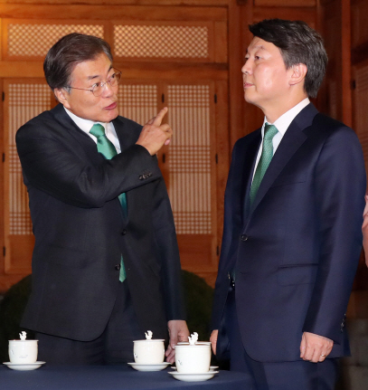 文대통령-안철수 대표...눈길끈 '녹색 넥타이' 커플룩 청와대 회동(종합)