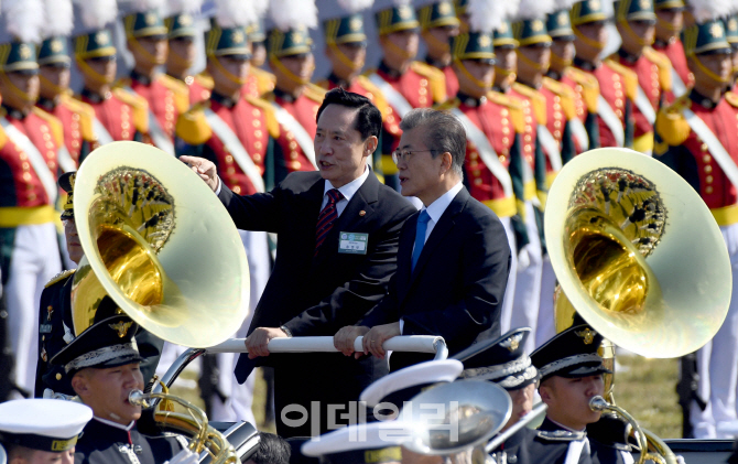 [포토]국군의날 열병식 참석한 문재인 대통령