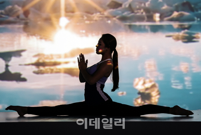 [포토] 어스아워 위해 '힐링 나이트 요가 캠페인'
