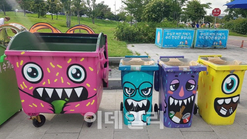"서울세계불꽃축제 쓰레기는 먹깨비에게"