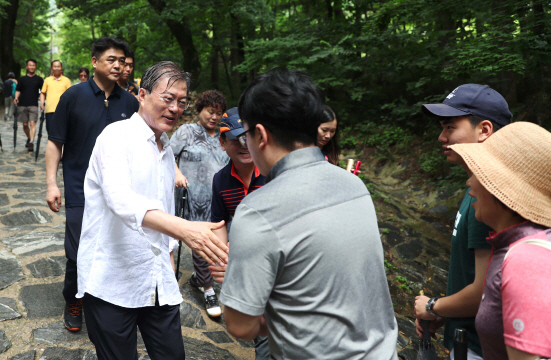 靑 “文대통령 추석일정, 시장방문하고 교통상황 점검”