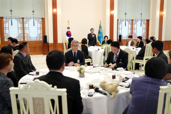 文대통령, 전사·순직자 유가족 만나 “국가가 끝까지 예우할 것”