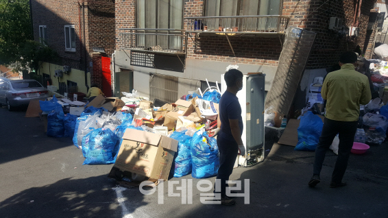 '쓰레기 더미' 속 삼남매 위한 특별한 대청소