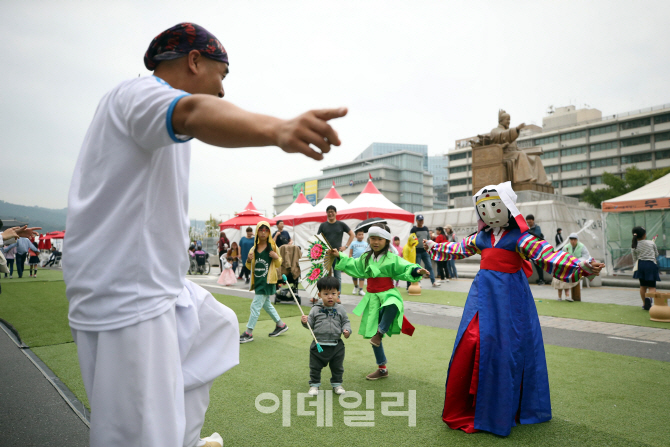 [포토]'탈춤 재미있어요'