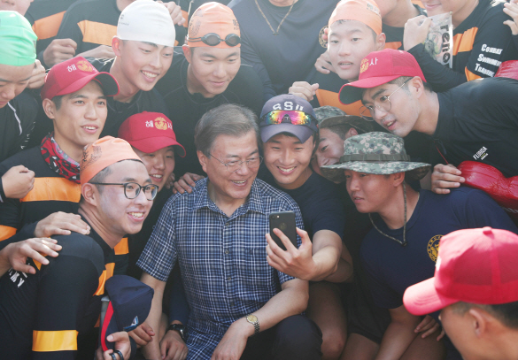 文대통령, 이해인 수녀 시로 추석인사...황금연휴 구상은?(종합)