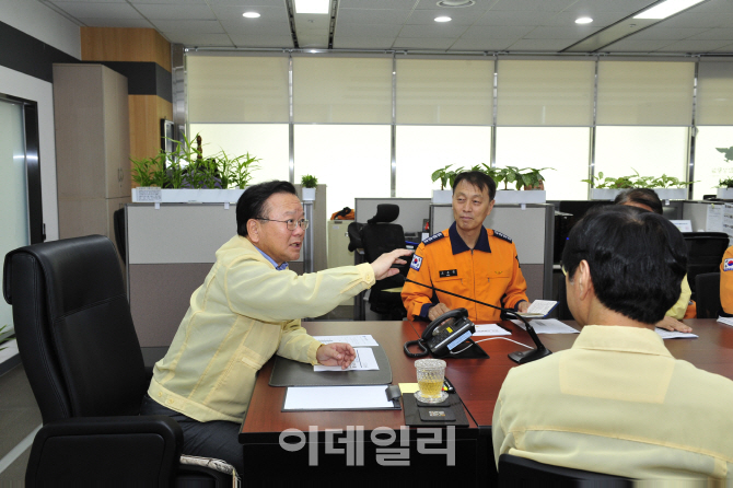 [포토]김부겸 행안부 장관, 세종청사 119상황실 방문