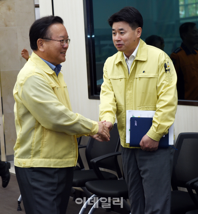 [포토]김부겸 행안부 장관, 연휴 재난안전관리상황 점검